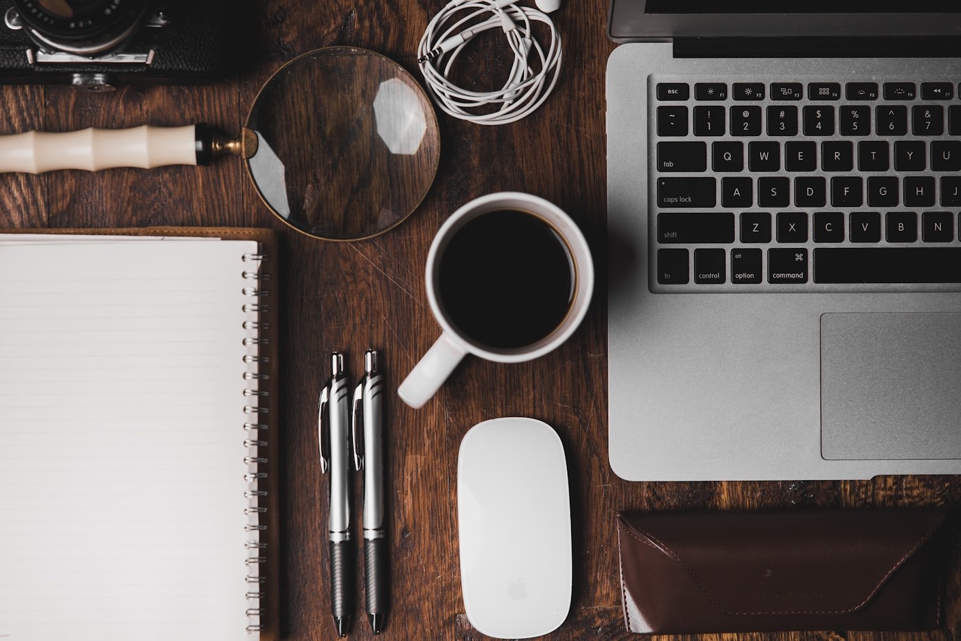 Schreibtisch mit Notizen und Laptop – Planung eines ISMS nach ISO 27001