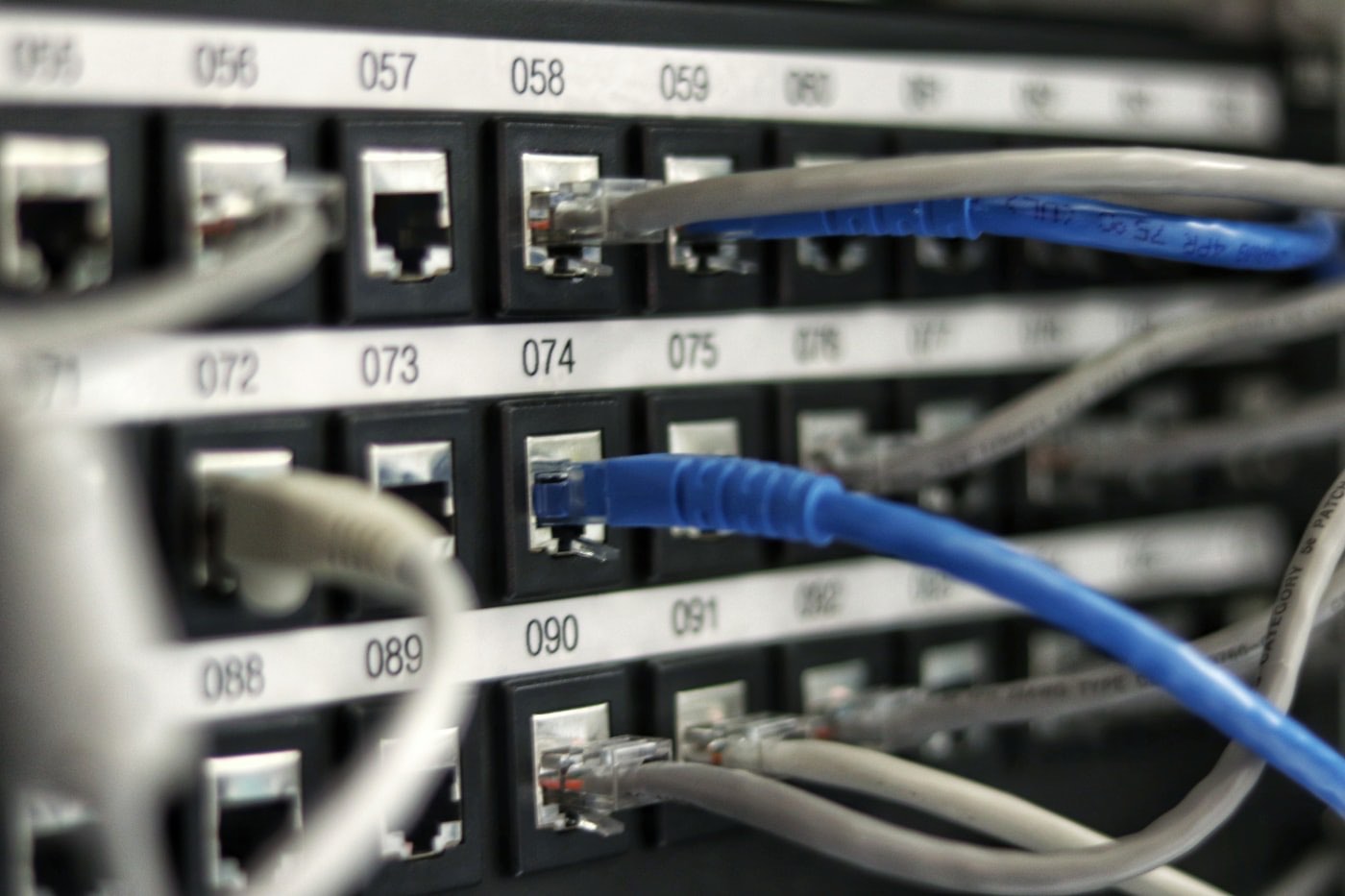 Netzwerk-Verkabelung als Sinnbild für kritische IT-Infrastruktur (NIS2)