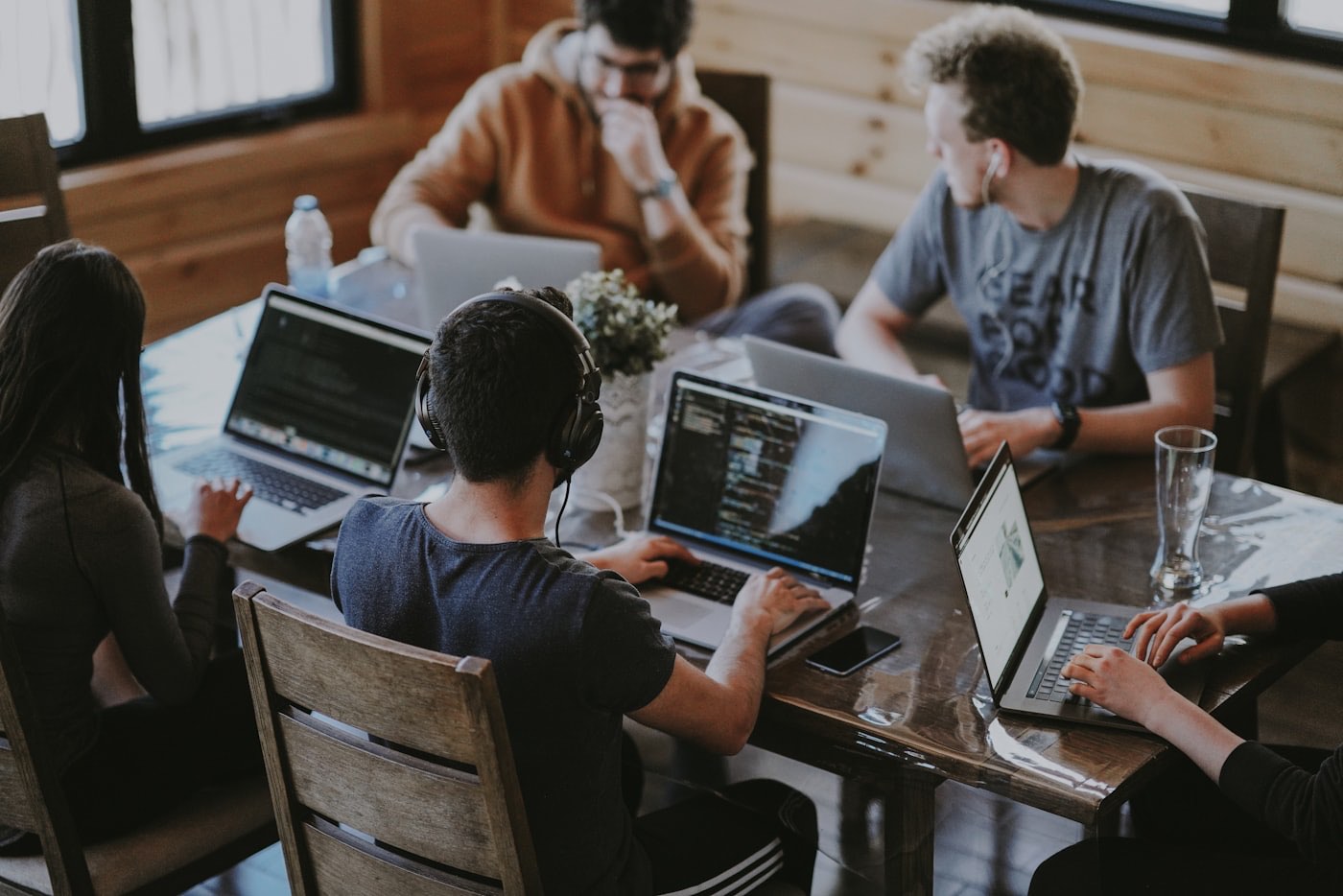 Team arbeitet gemeinsam am Laptop – externe ISB-Betreuung